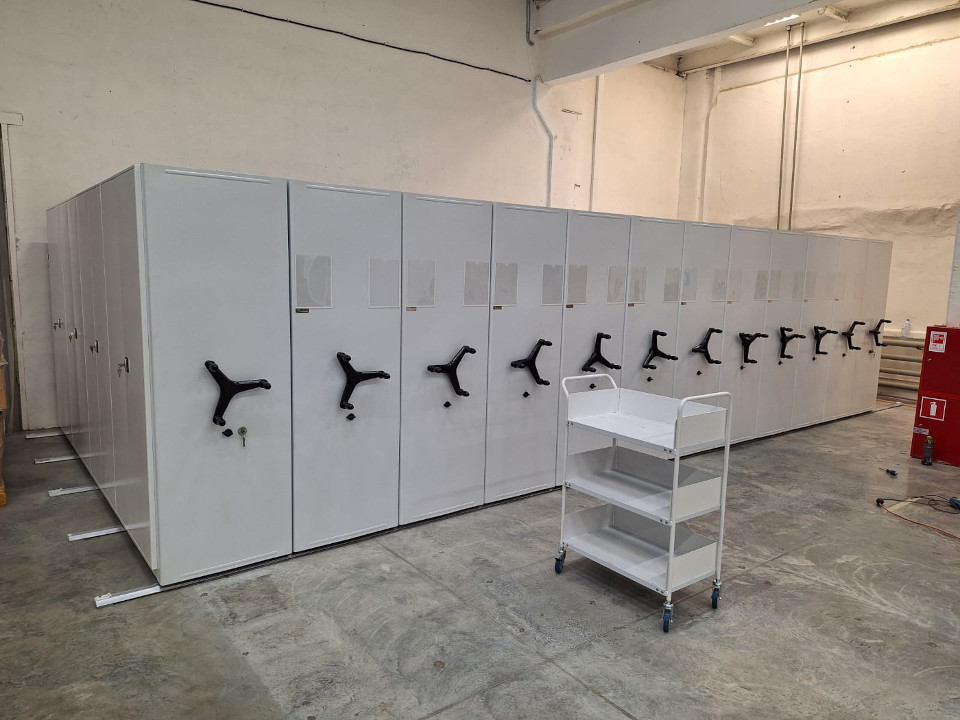 Выдвижные шкафы, ограничивающие доступ к хранимому