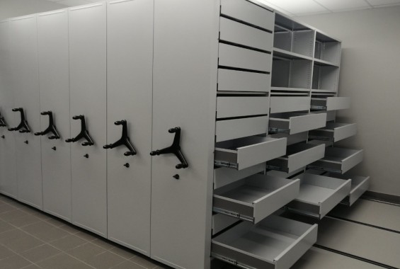 Мобильный стеллаж с выдвижными ящиками