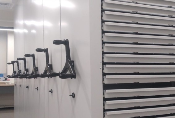 Передвижной стеллаж с выдвижными ящиками