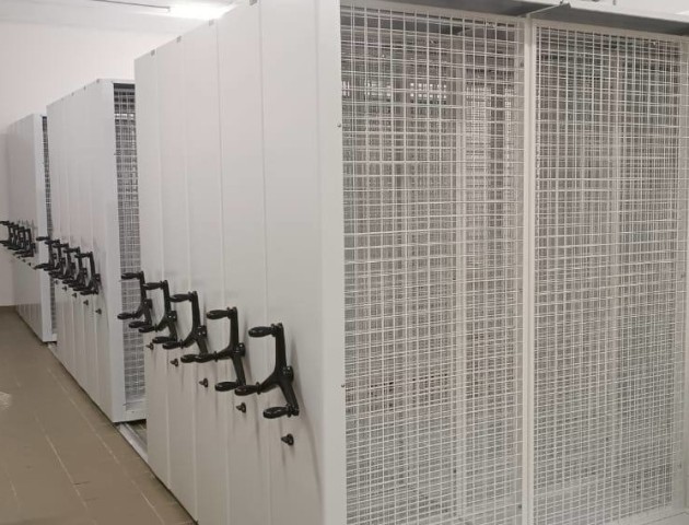 Мобильные стеллажи с сетками для картин