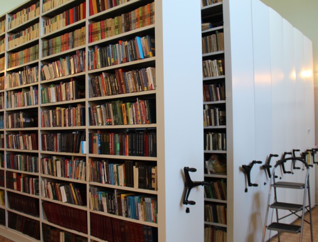 Мобильный стеллаж для книгохранилища