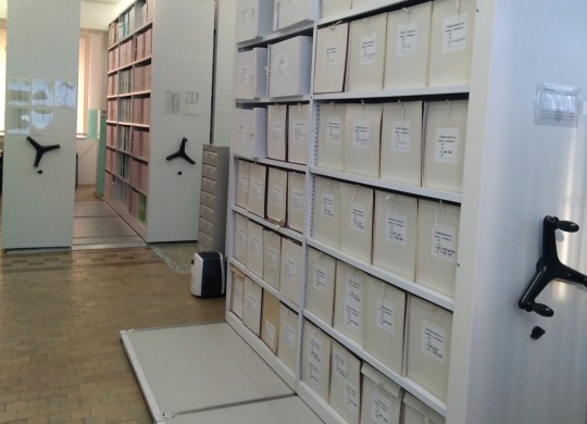 Конструкция мобильных стеллажей с фальшполом