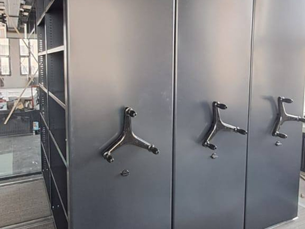 Черные офисные стеллажи